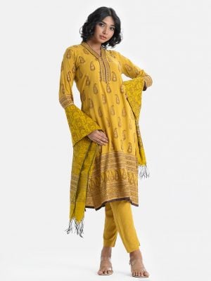 Women's paisley printed straight salwar kameez in viscose fabric. V-neck, three-quarter sleeves kameez. With a half-silk dupatta and palazzo pants.