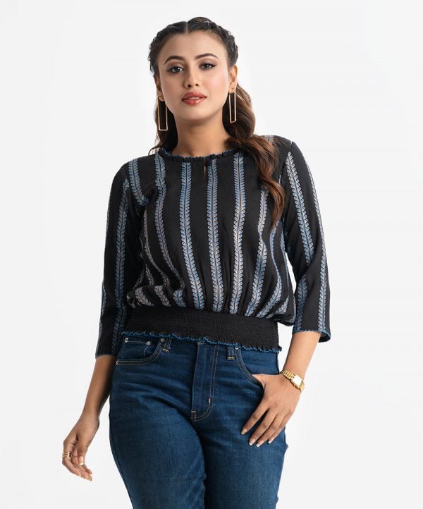 Printed balloon tops in georgette fabric. Round neck with pleats, three-quarter sleeved, elasticated at the hemline.