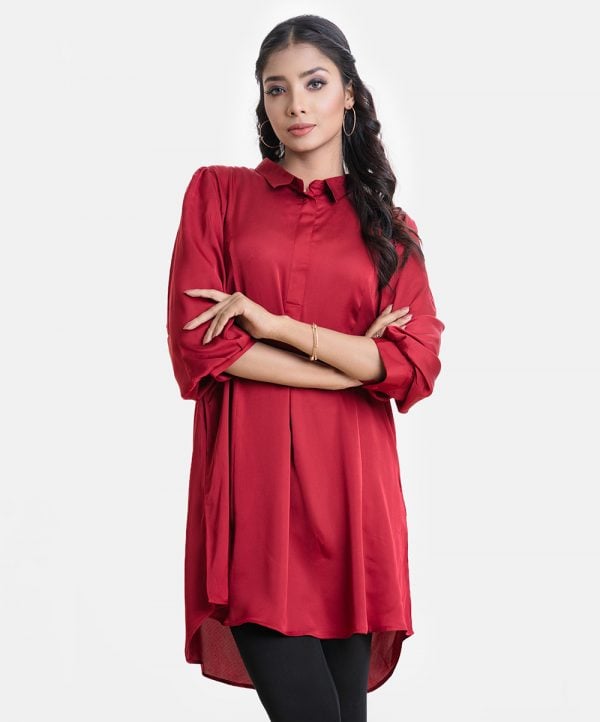 Women's shirt style tunic in crepe fabric. Classic collar and placket, bishop sleeves.