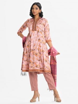 Printed salwar kameez in georgette kameez. V-neck, three-quarter sleeved. karchupi at the front and patch at the hemline. Crepe culotte pant and half silk dupatta.