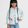 Kids girl jacket in denim fabric. Classic collar, button fastening, and two front pockets. Long-sleeves, decorative patch.