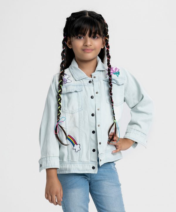 Kids girl jacket in denim fabric. Classic collar, button fastening, and two front pockets. Long-sleeves, decorative patch.