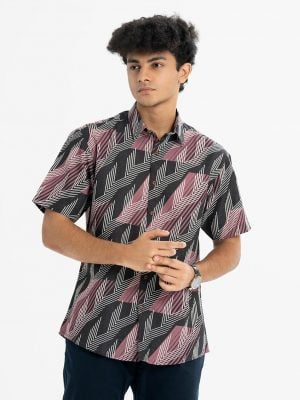 Men's short sleeve casual printed shirt in satin fabric. Classic collar and short sleeves. Button fastening at the front.