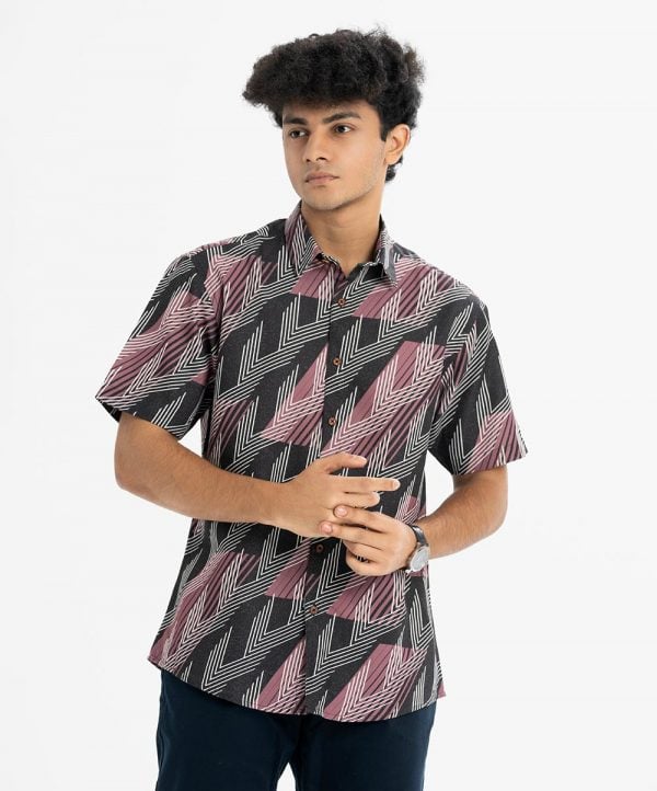 Men's short sleeve casual printed shirt in satin fabric. Classic collar and short sleeves. Button fastening at the front.