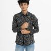 Men's long sleeve casual shirt in printed cotton fabric. Classic collar, button fastening at the front and adjustable metal buttons at cuffs.
