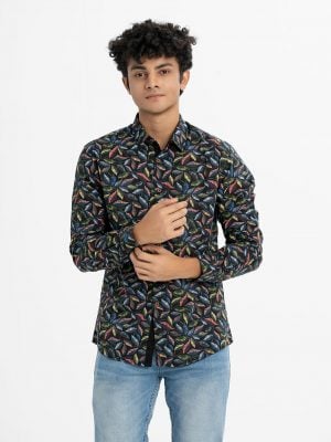 Men's long sleeve casual shirt in printed cotton fabric. Classic collar, button fastening at the front and adjustable metal buttons at cuffs.