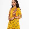 Women's printed A-line tunic in georgette fabric. Stand collar, three-quarter sleeved and patch at the front.
