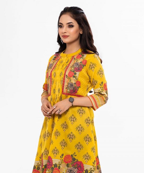 Women's printed A-line tunic in georgette fabric. Stand collar, three-quarter sleeved and patch at the front.