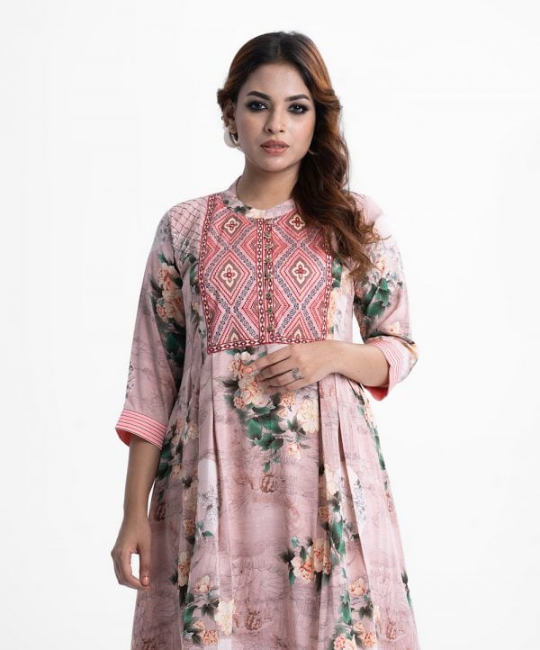 Women's floral printed A-line tunic in georgette fabric. Mandarin collar, three-quarter sleeved. Embroidery and pleated waistline at the front.