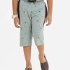 Kid boys three quarter pants in blended cotton fabric. Twill tape attributes and two side pockets and a back pocket.