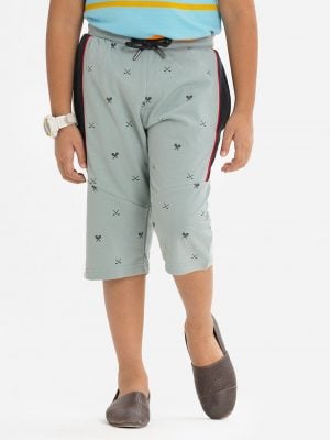 Kid boys three quarter pants in blended cotton fabric. Twill tape attributes and two side pockets and a back pocket.
