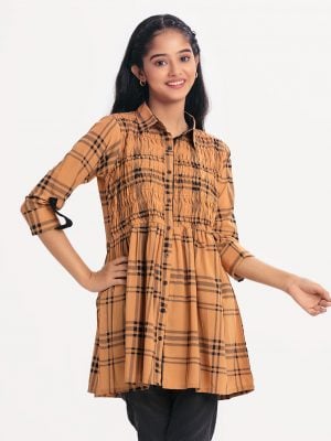 Women's A-line check tunic in printed viscose fabric. Classic collar, long-sleeved. Wave pin-tuck and button fastening at the front.