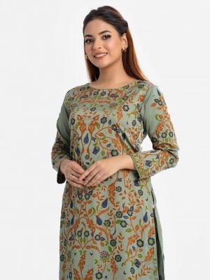 Women's floral printed straight kameez in crepe fabric. Round neck, full sleeves. Karchupi at the front.