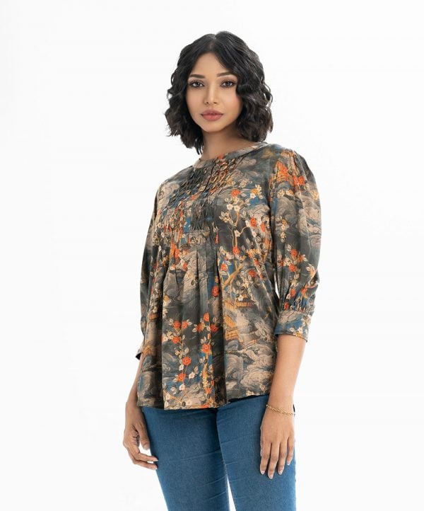 Ladies' shirt in printed georgette fabric. Stand collar, bishop sleeves. Dimond pin-tuck at front.