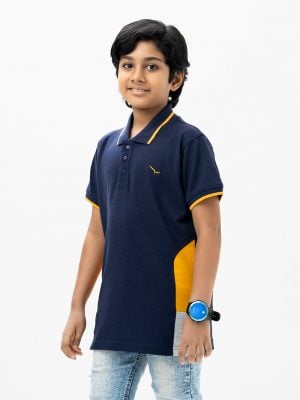 Kid boy polo shirt in cotton pique fabric. Classic collar with button placket and short sleeves.