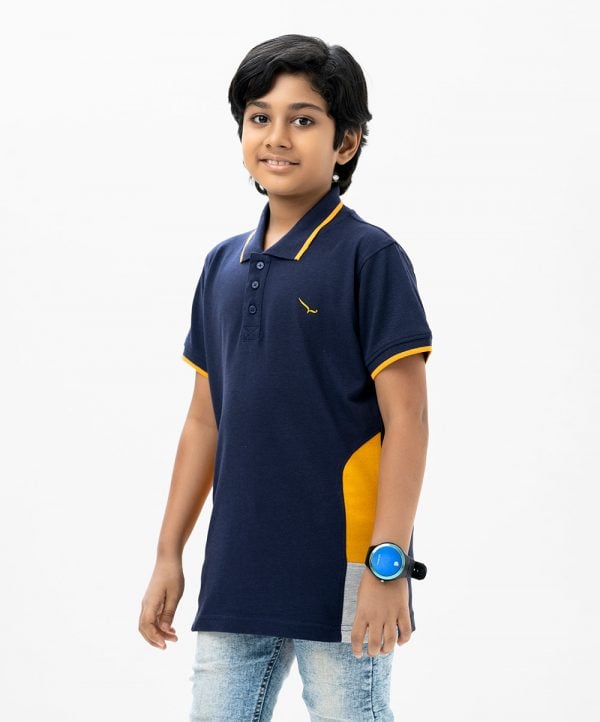 Kid boy polo shirt in cotton pique fabric. Classic collar with button placket and short sleeves.