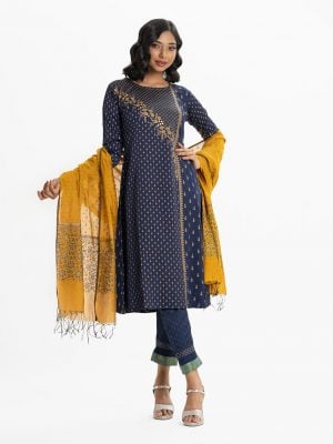 Women's printed salwar kameez in crepe fabric. Boat neck, full sleeves with katan fabric patch at hem and karchupi at front of kameez. Half-silk dupatta with viscose culottes pants.