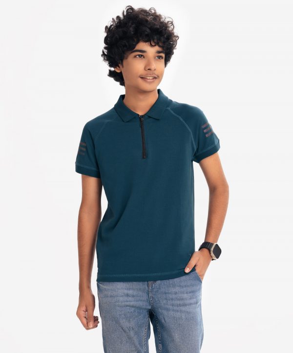 Teen boy's polo shirt in cotton knit fabric. Classic collar with zipper placket, short sleeves and a straight-cut hem.