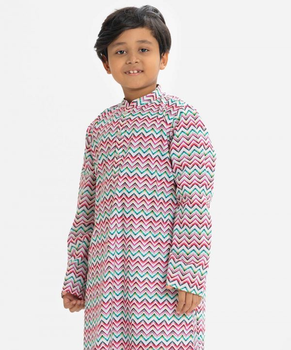 Kid boys panjabi in printed cotton fabric. Mandarin collar and inseam pockets.