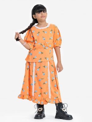 Kids girl woven set in georgette fabric. Round neck with lace work, short-sleeved. Attached belt at the waistline and a skirt with frill trims at the hemline and lace at the front.