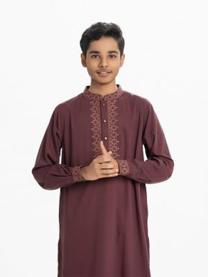 Teen boy's panjabi in blended fabric. Mandarin collar, inseam pockets and embroidery at front.