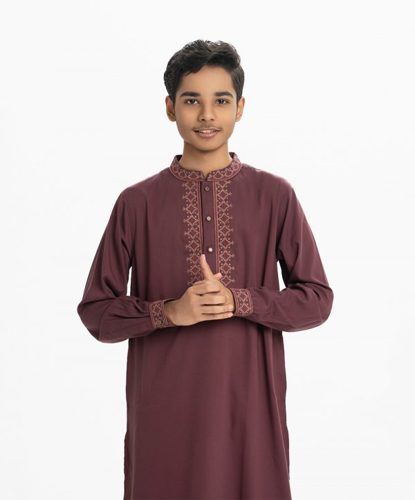 Teen boy's panjabi in blended fabric. Mandarin collar, inseam pockets and embroidery at front.