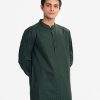 Men's slim-fitted panjabi in Jacquard fabric. Mandarin collar and inseam pockets.