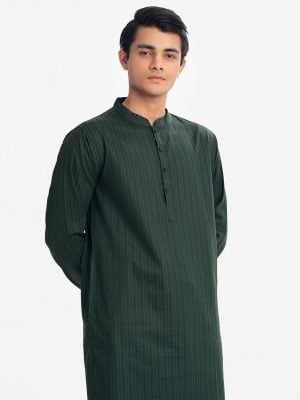Men's slim-fitted panjabi in Jacquard fabric. Mandarin collar and inseam pockets.