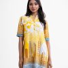 Short-sleeved printed A-line tunic in viscose fabric. Mandarin collar with metal buttons placket.