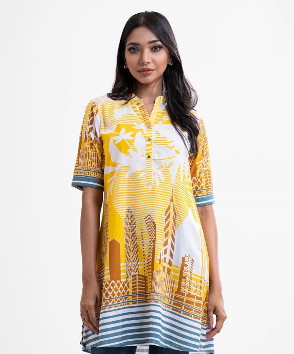 Short-sleeved printed A-line tunic in viscose fabric. Mandarin collar with metal buttons placket.