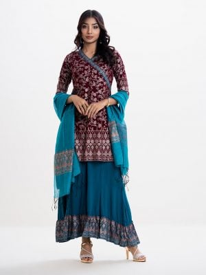 Women's printed retro warp style salwar kameez in Viscose fabric. karchupi at the front. Skirt-style palazzo and half silk dupatta.