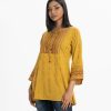 Printed tent-style top in viscose fabric. Round neck with tassel tie. long sleeves and karchupi at the top front.