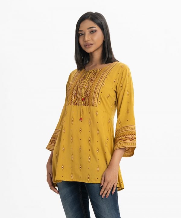 Printed tent-style top in viscose fabric. Round neck with tassel tie. long sleeves and karchupi at the top front.