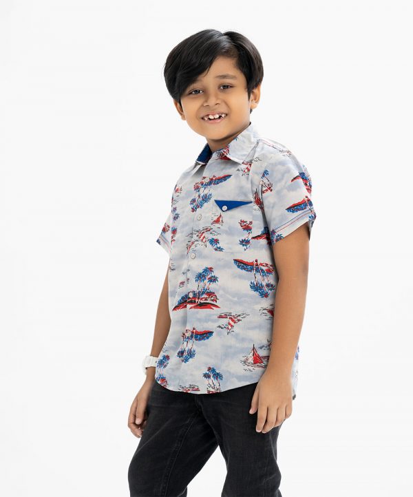 Kid boys short-sleeved casual shirt in printed cotton fabric. Classic collar and a chest pocket.