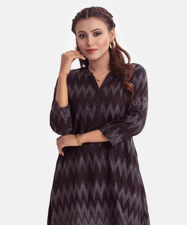 Chevron printed A-line tunic in viscose fabric. Stand Collar, three-quarter sleeves with roll up cuffs.