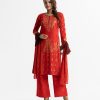 Printed straight salwar kameez in viscose fabric. Round neck, long sleeves. Karchupi at the front. Complented with viscose Palazzo pant and chiffon dupatta.