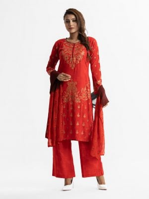 Printed straight salwar kameez in viscose fabric. Round neck, long sleeves. Karchupi at the front. Complented with viscose Palazzo pant and chiffon dupatta.