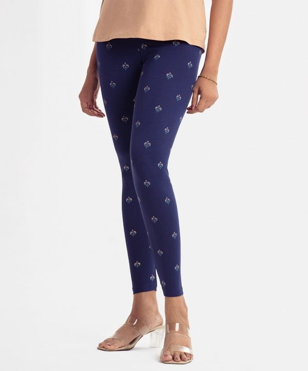 Women's leggings in cotton knit fabric. Concealed elasticated on the waistline.