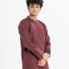 Men's fitted panjabi in cotton fabric. Pin tuck at sleeves and back yoke. Neck side button opening.