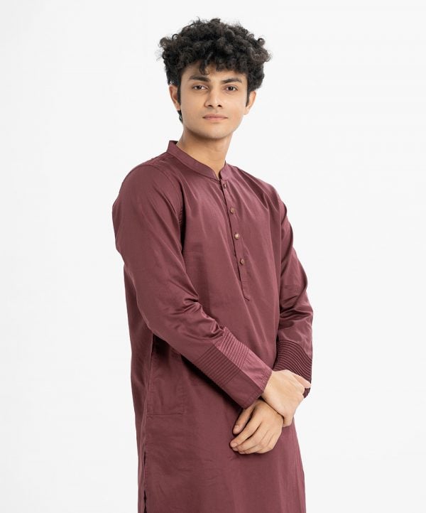 Men's fitted panjabi in cotton fabric. Pin tuck at sleeves and back yoke. Neck side button opening.