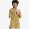 Kid boys printed panjabi in viscose fabric. Mandarin collar with metal buttons placket and inseam pockets.