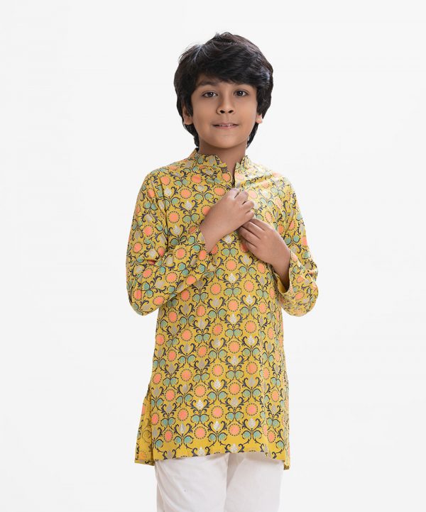 Kid boys printed panjabi in viscose fabric. Mandarin collar with metal buttons placket and inseam pockets.