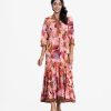 Women's flared style maxi in printed georgette fabric. Patch with embroidery at the V-neckline and bishop-sleeves hem.