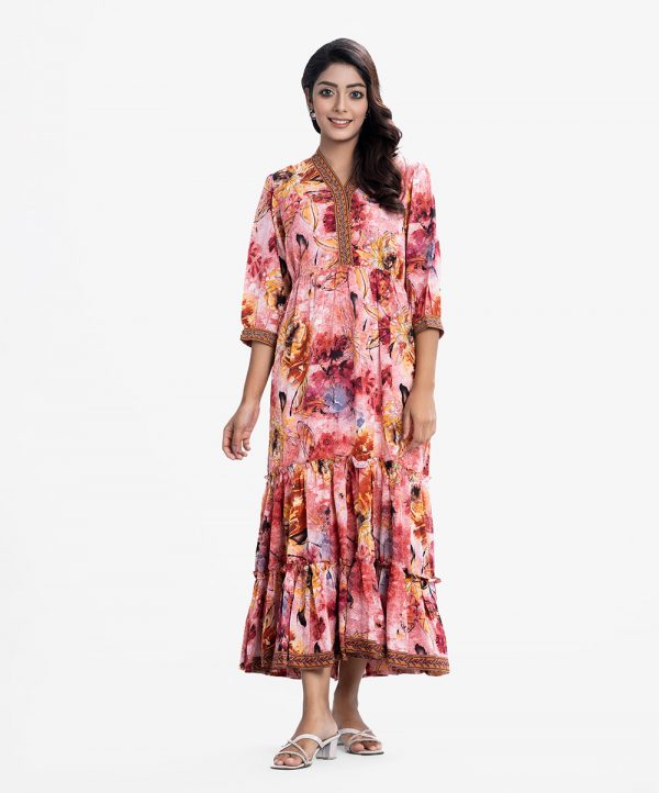 Women's flared style maxi in printed georgette fabric. Patch with embroidery at the V-neckline and bishop-sleeves hem.