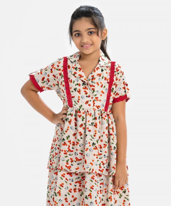 Kid girls layer style frock in printed georgette fabric. Lapel collar, lace work at front and short-sleeves hem.