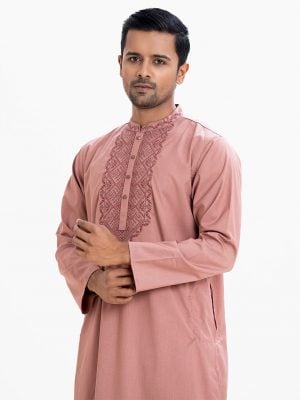 Men's semi-fitted panjabi in textured cotton fabric. Embroidery at mandarin collar with metal buttons on the placket.