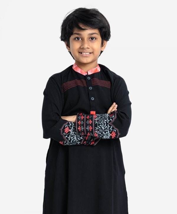 Kid boys panjabi in viscose fabric. Mandarin collar, full-sleeved. Inseam pockets and line stitching at the front.