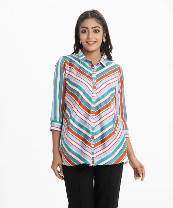Ladies A-line Shirt in georgette fabric. Classic collar, Long sleeves with roll-up.Button fastening at the front and high low hem.