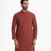 Men's slim-fitted panjabi in printed cotton fabric. Mandarin collar and inseam pockets.