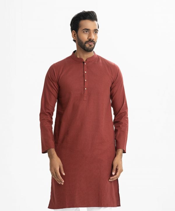 Men's slim-fitted panjabi in printed cotton fabric. Mandarin collar and inseam pockets.